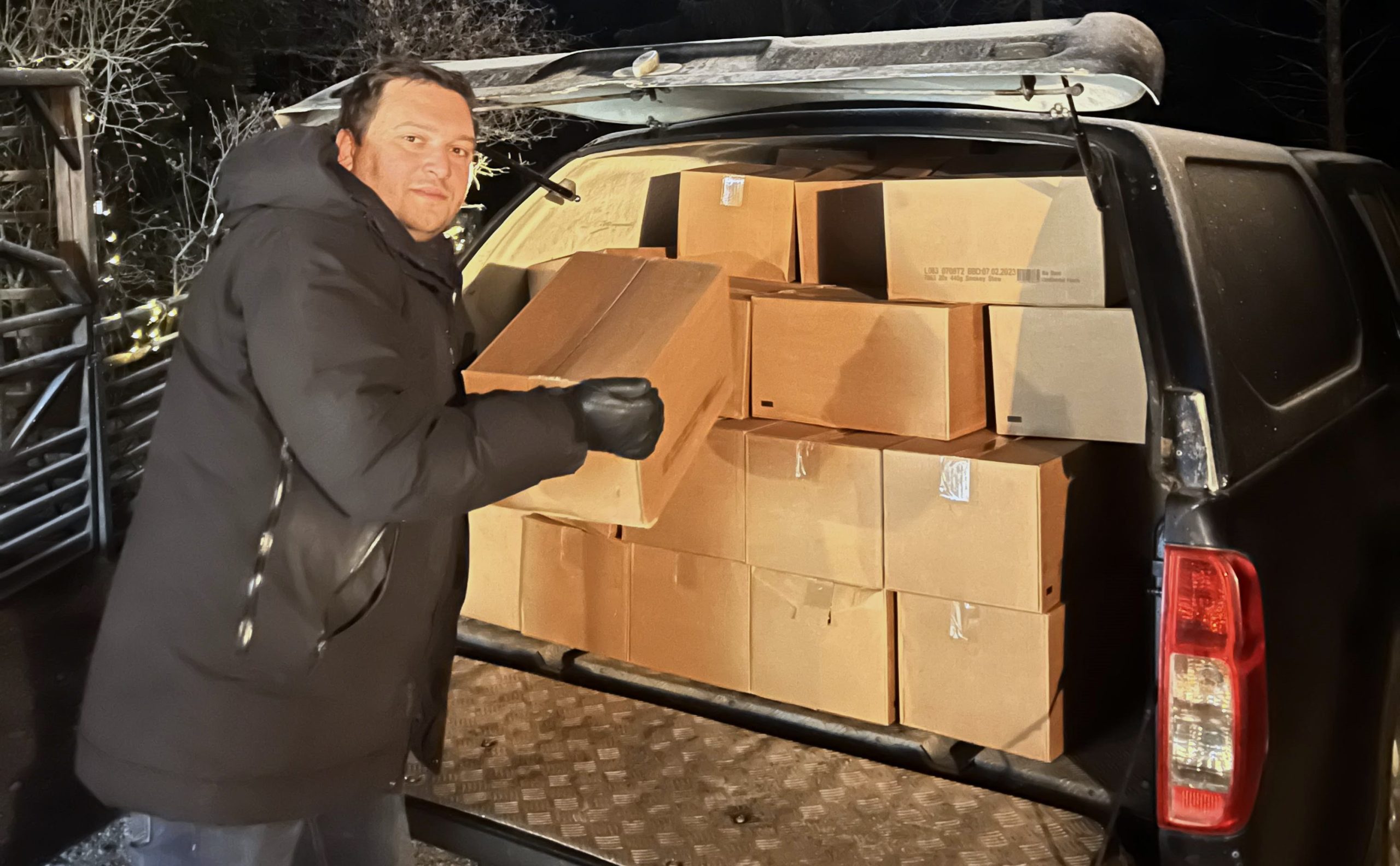 BlåGula Bilen skänker fyra pickuper till Ukraina